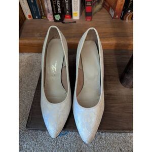 Vintage Lara Donna Women’s Size 7.5 White Leather Lace Detail Pumps Heels